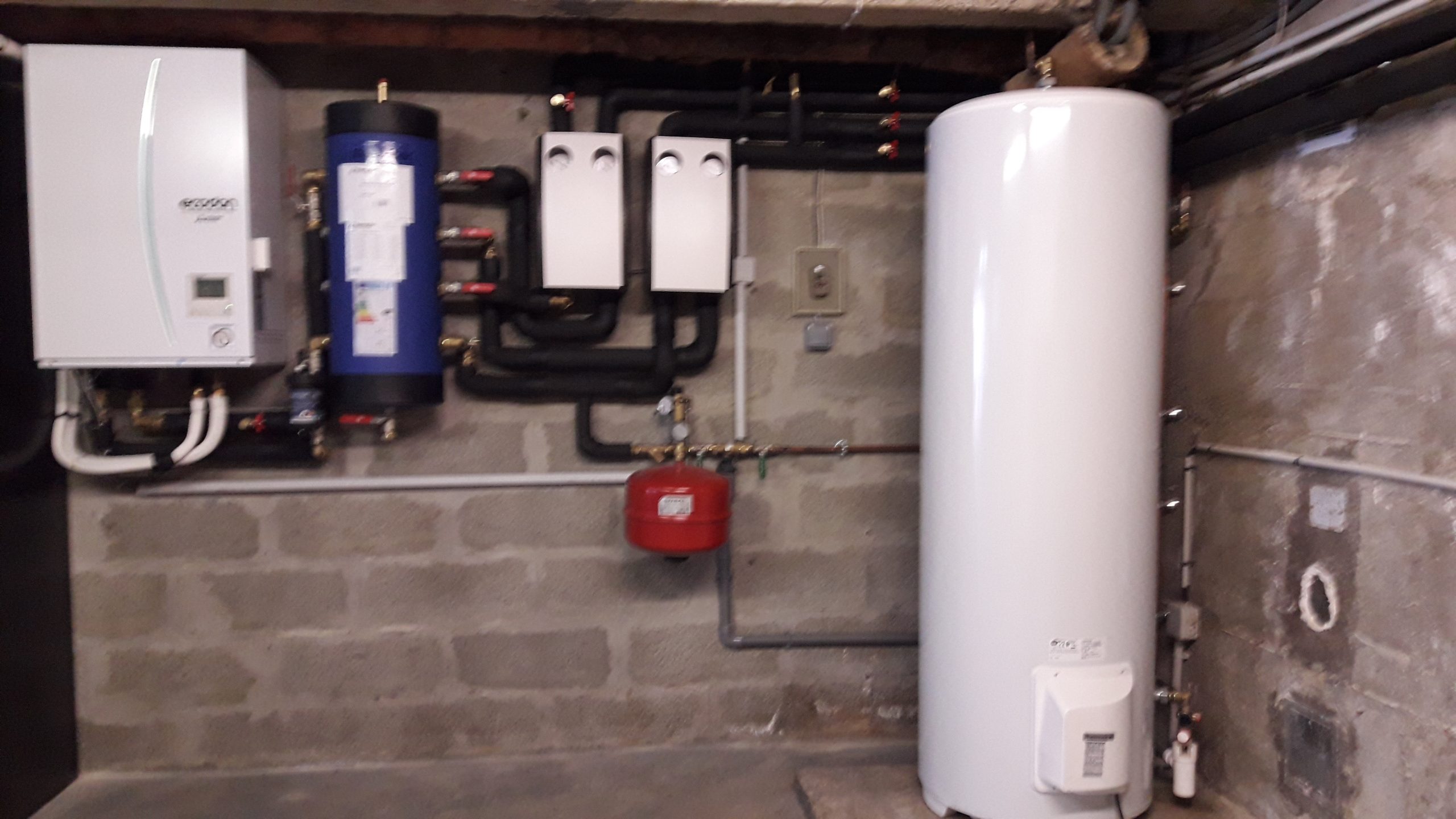 Installation d'un circuit pompe à chaleur, d'une chaudière à gaz, et d'un vase à extension